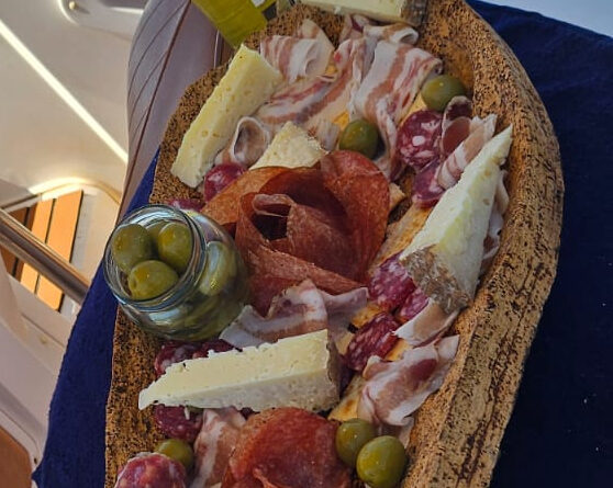 Spuntino pranzo prodotti sardi gite in barca cagliari